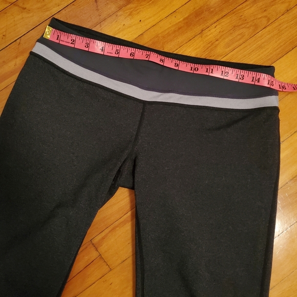Lululemon Crop leggings. Wide leg. Heathered dark grey / charcoal. 17". Size 8. - Picture 6 of 8